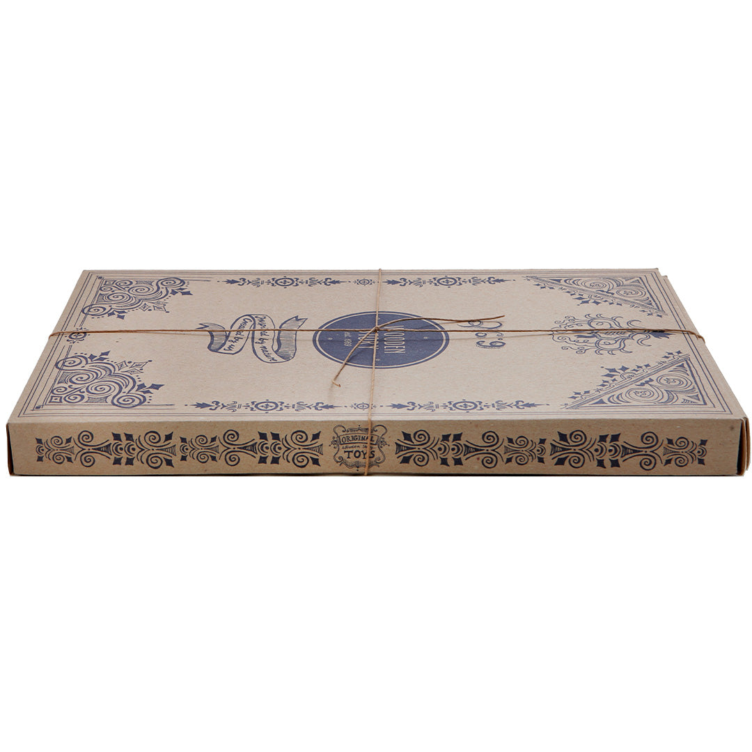 De bruine kartonnen verpakking van de Wooden Story houten bouwblokken, versierd met blauwe patronen en touw.