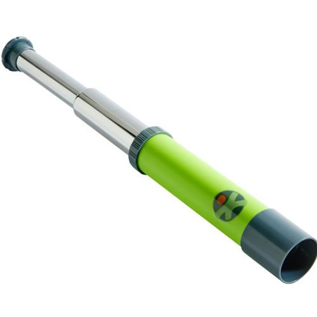 Haba Terra Kids kindertelescoop in groen en grijs, uitgeschoven.