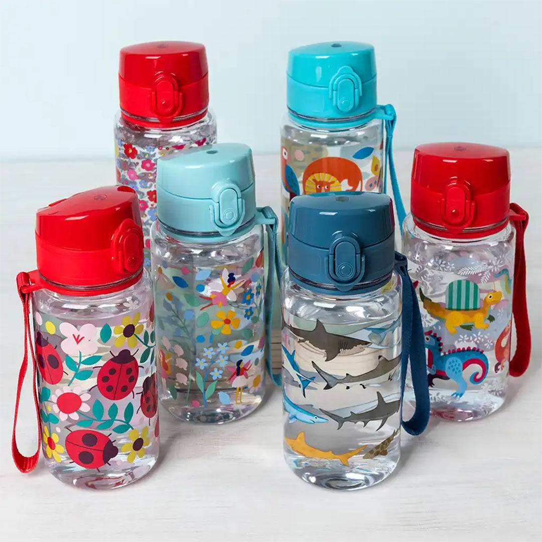 Collectie Rex London kinder drinkflessen met diverse patronen zoals lieveheersbeestjes, haaien en dinosaurussen.