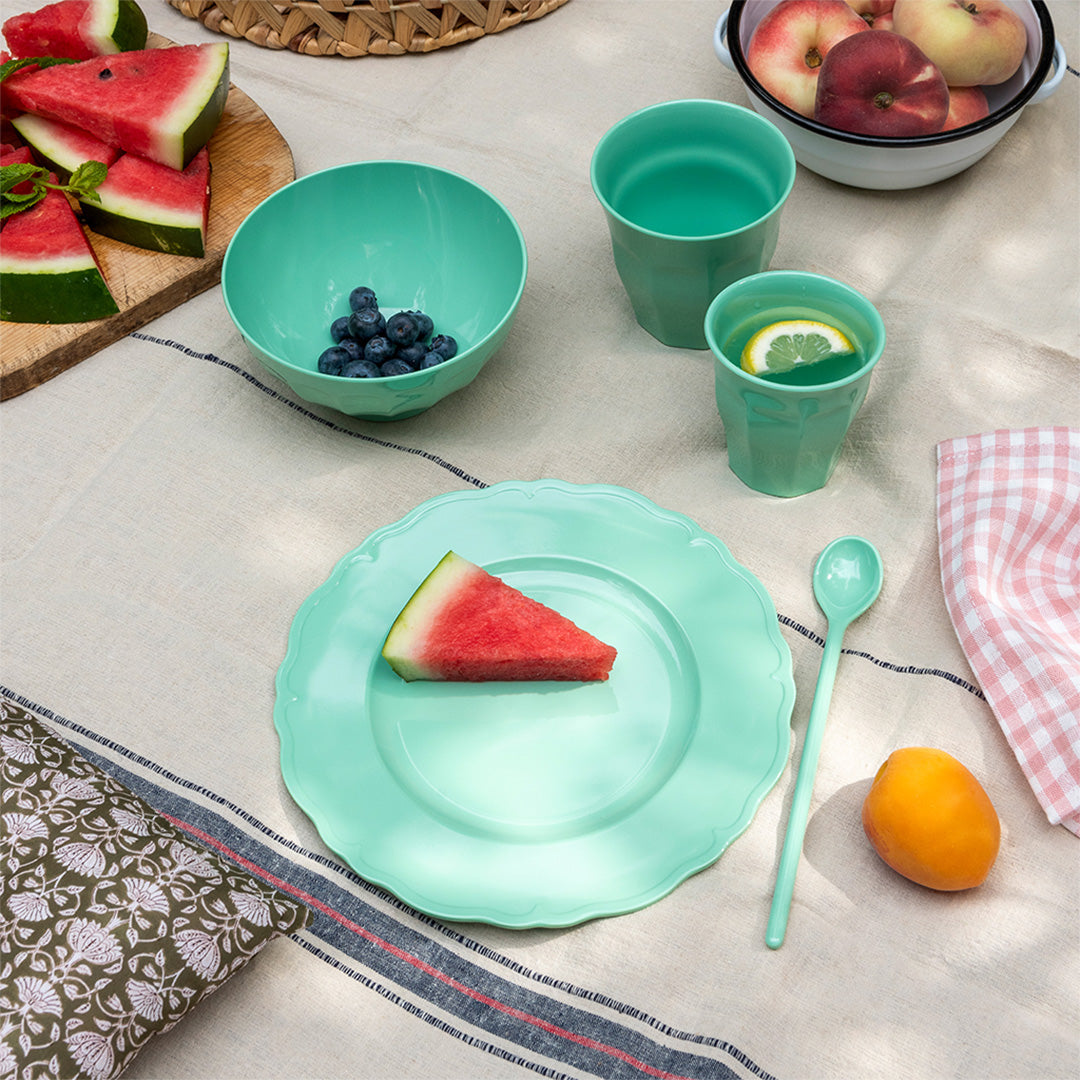 Rex London melamine kinderbord in een picknicksetting met bijpassende kom, bekers en een lepel.