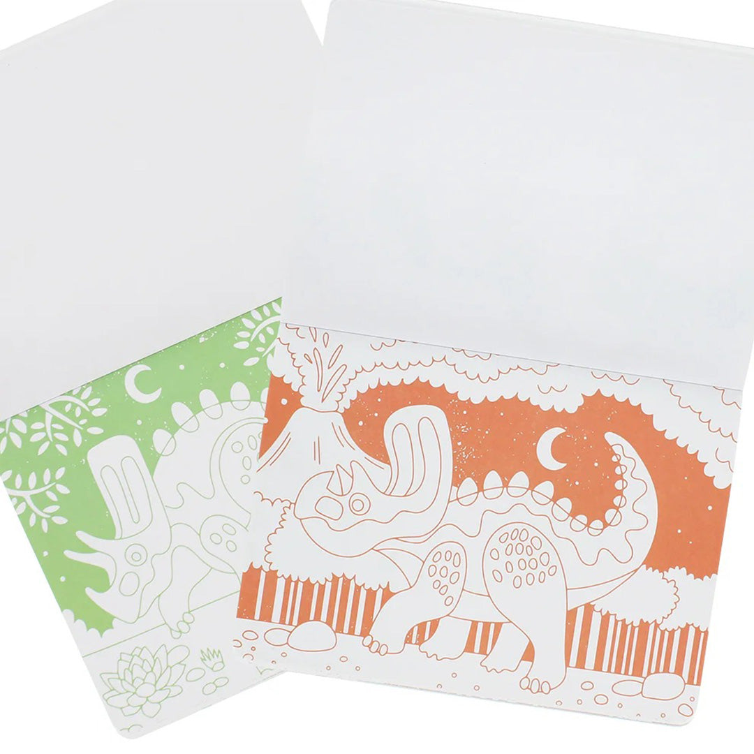 Twee open pagina's van het dinosaurus kleurboek met lijntekeningen van verschillende dinosaurussen.