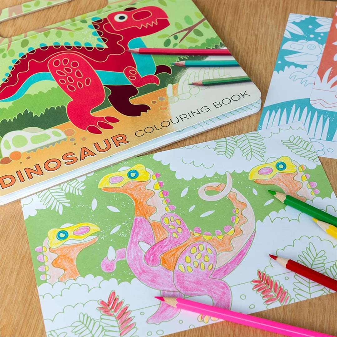 Een open dinosaurus kleurboek met een ingekleurde pagina van een roze dinosaurus en potloden.