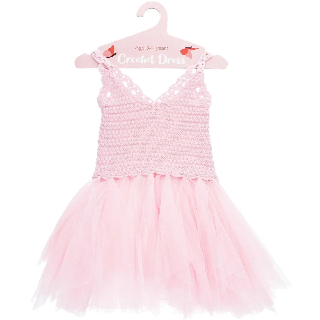 Rex London lichtroze gehaakte verkleedjurk voor 3-4 jaar, hangend aan een roze hanger.