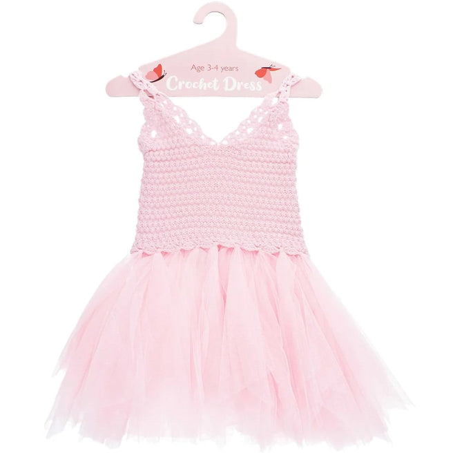 Rex London lichtroze gehaakte verkleedjurk voor 3-4 jaar, hangend aan een roze hanger.