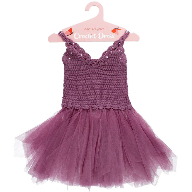 Rex London paarse gehaakte verkleedjurk voor 3-4 jaar, hangend aan een roze kledinghanger.