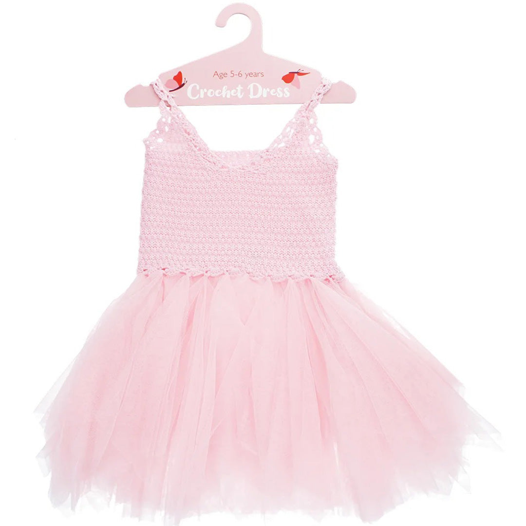 Rex London lichtroze gehaakte kostuumjurk voor kinderen, hangend aan een roze hanger.