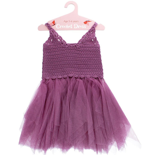 Rex London paarse gehaakte verkleedjurk voor 5-6 jaar, met een gehaakt bovenlijfje en een tule rok, hangend aan een roze hanger.
