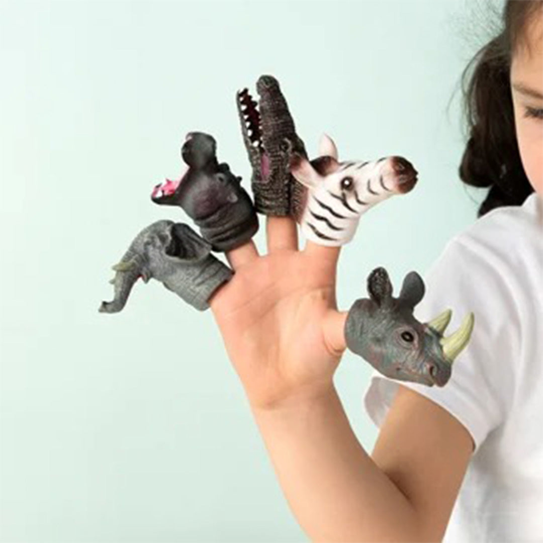 Een kinderhand demonstreert de Rex London safari dier vingerpoppetjes.