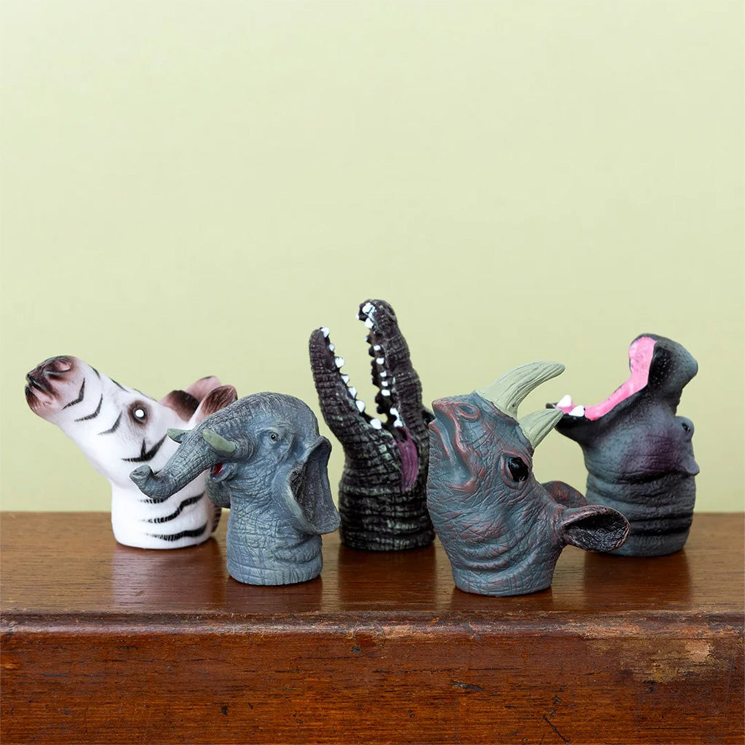 De vijf Rex London safari dier vingerpoppetjes staan op een houten plank.