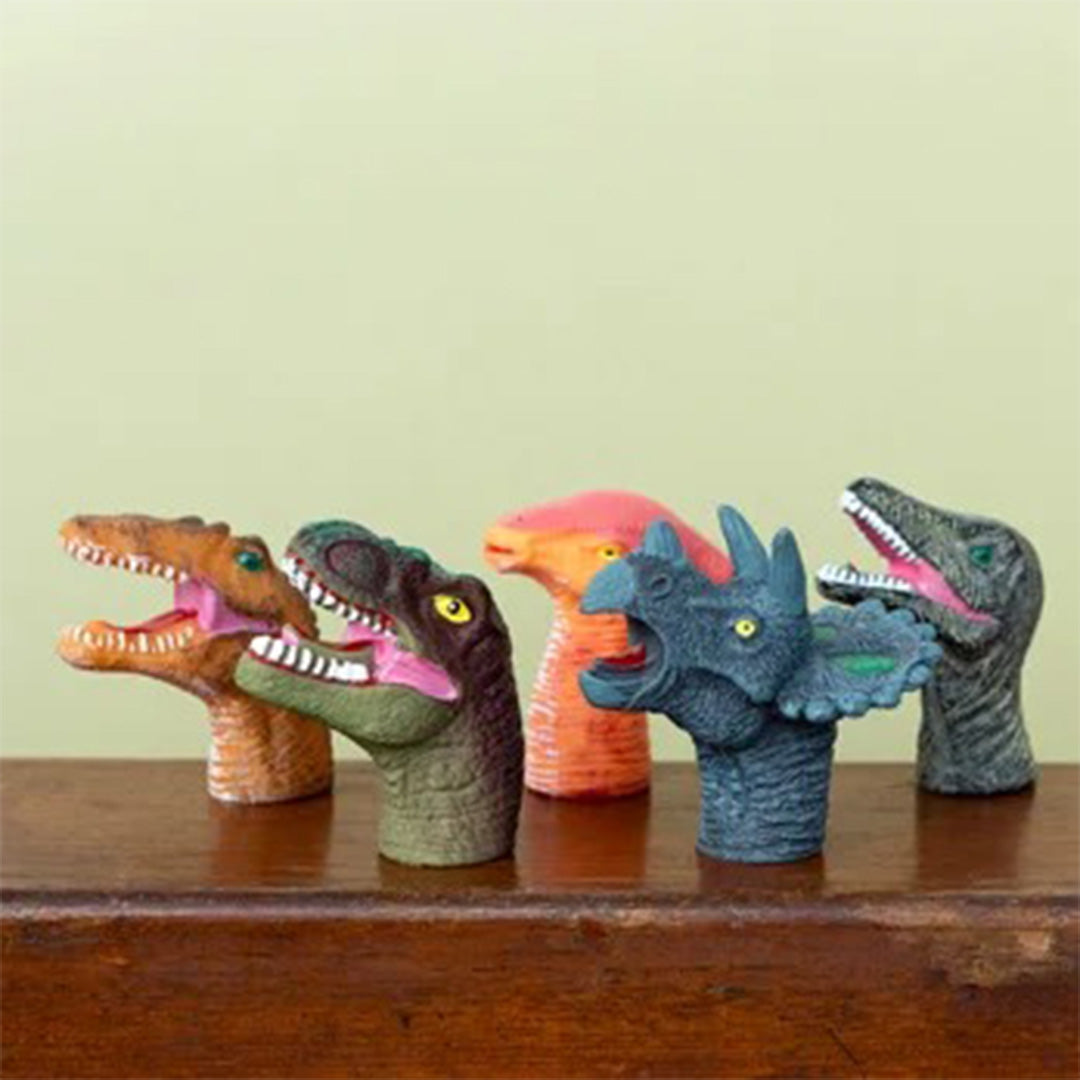 Vijf Rex London dinosaurus vingerpoppetjes staan naast elkaar op een houten plank.