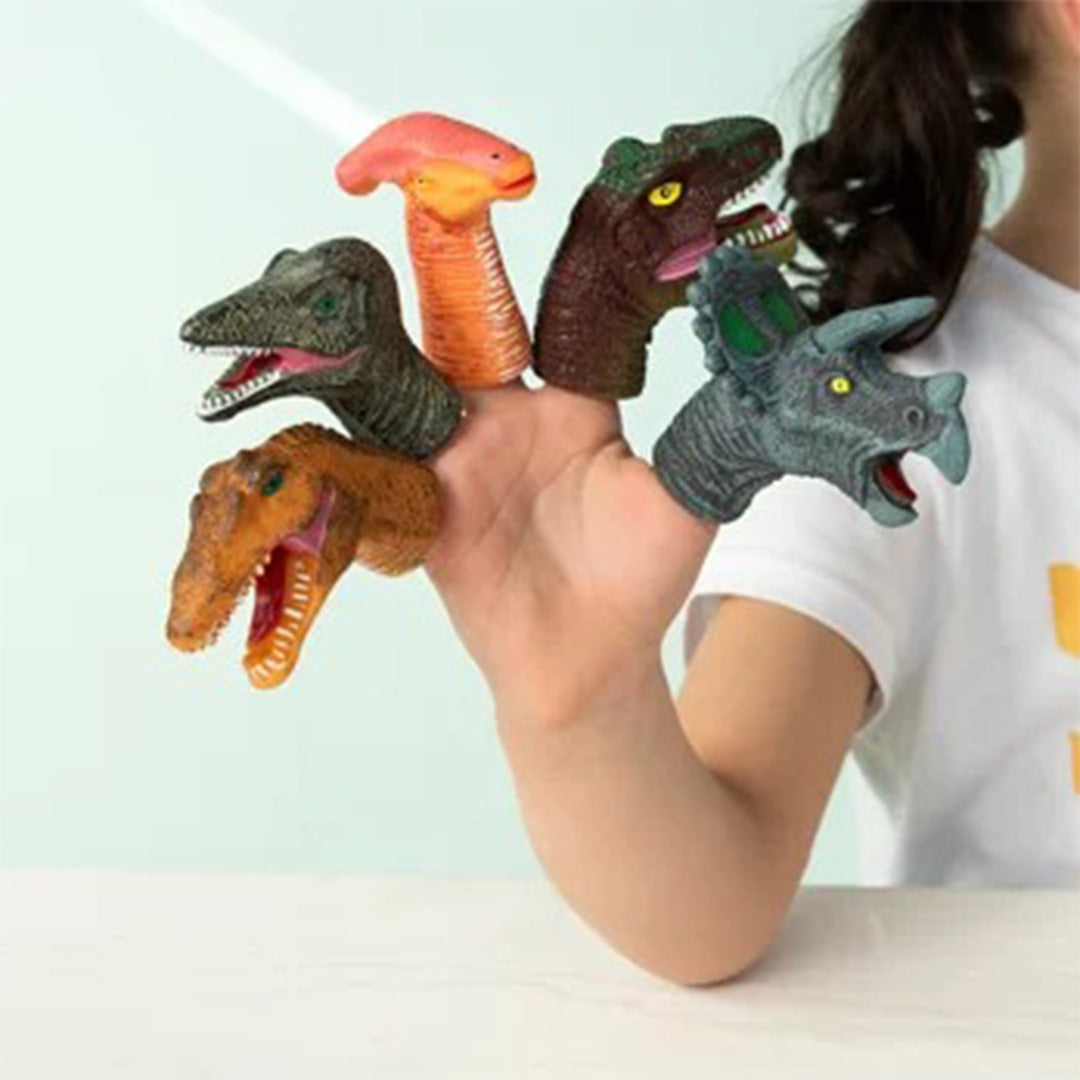 Een kinderhand met vijf Rex London dinosaurus vingerpoppetjes aan de vingers.