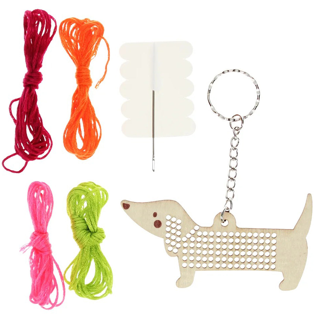 Rex London knutselset voor een worsthond sleutelhanger met houten figuur, borduurgaren en naald.