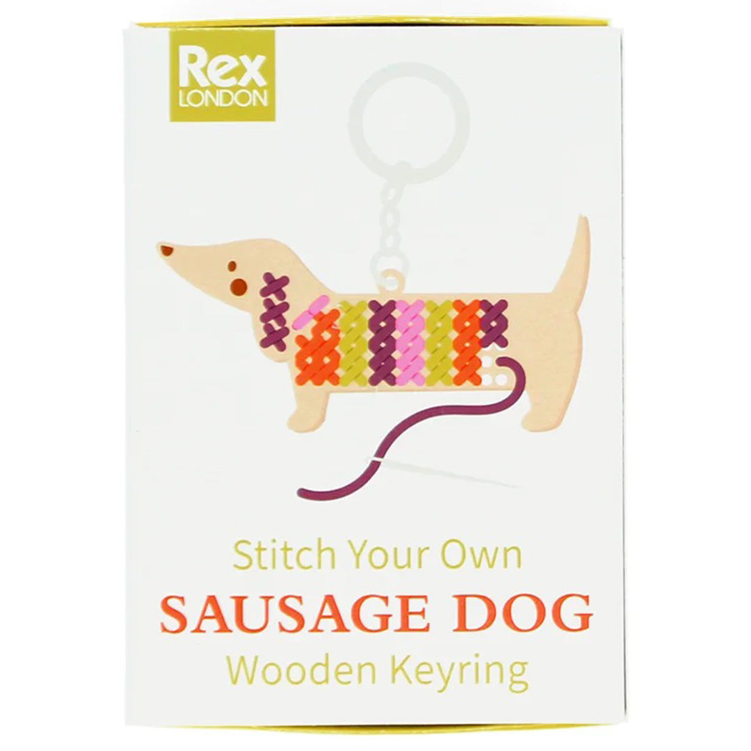 De verpakking van de Rex London knutselset voor een worsthond sleutelhanger met illustratie van het geborduurde dier.