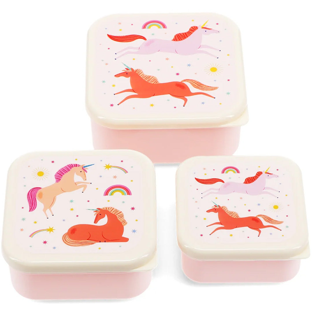 Drie roze Rex London snackdoosjes voor kinderen met eenhoorn- en regenboogpatronen op de deksels.