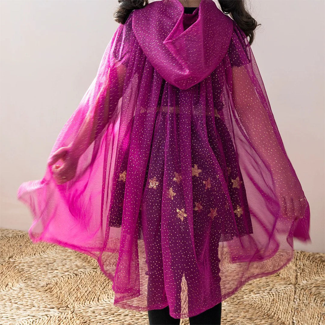 Een kind draagt de Rex London donkerroze glitter verkleedcape met capuchon, van achteren gezien.