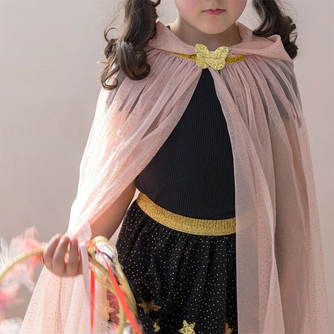 Een kind draagt de lichtroze glitter verkleedcape met gouden vlindersluiting en houdt een toverstaf vast.