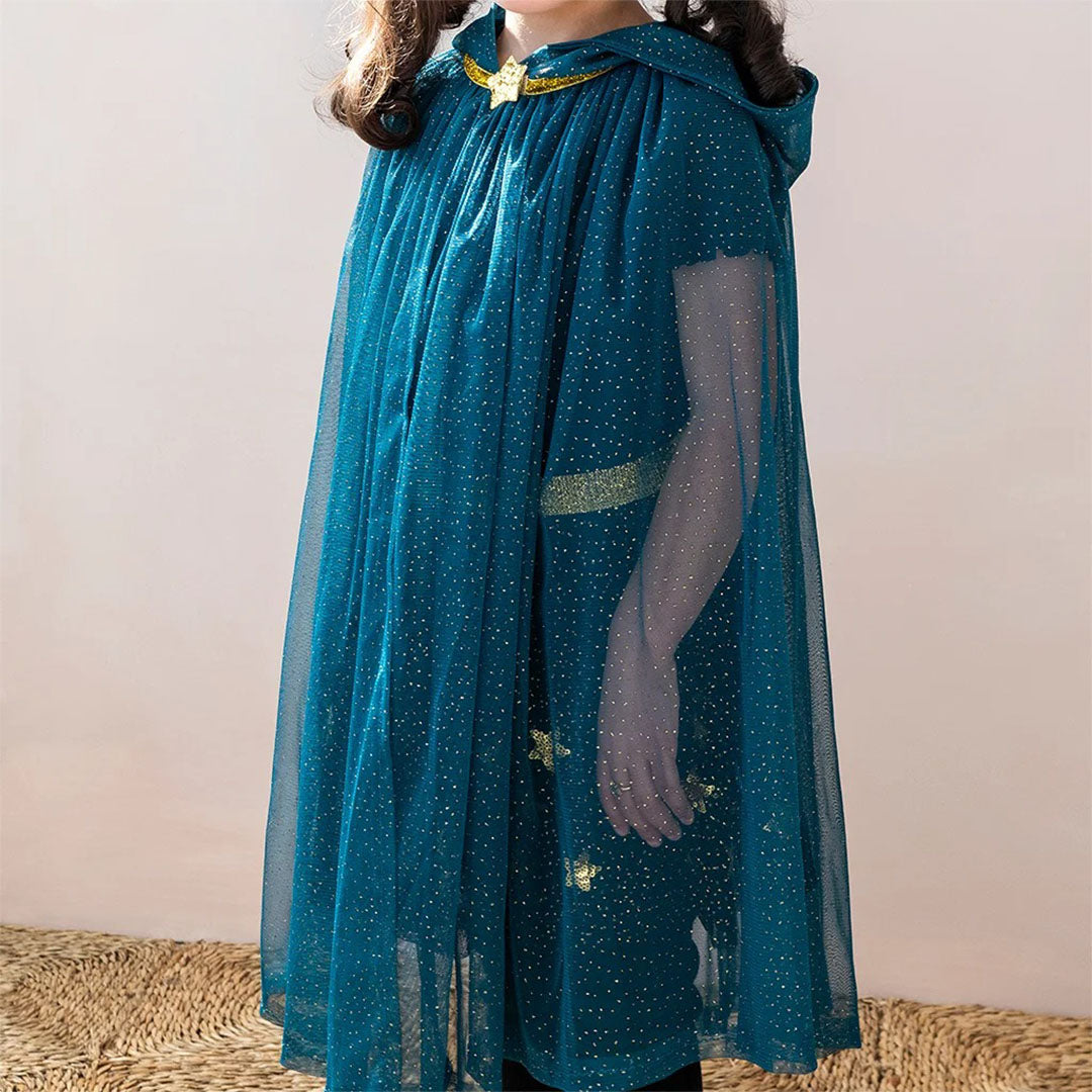 Een kind draagt de Rex London groene glitter verkleedcape met gouden ster sluiting, schuin van voren gefotografeerd.