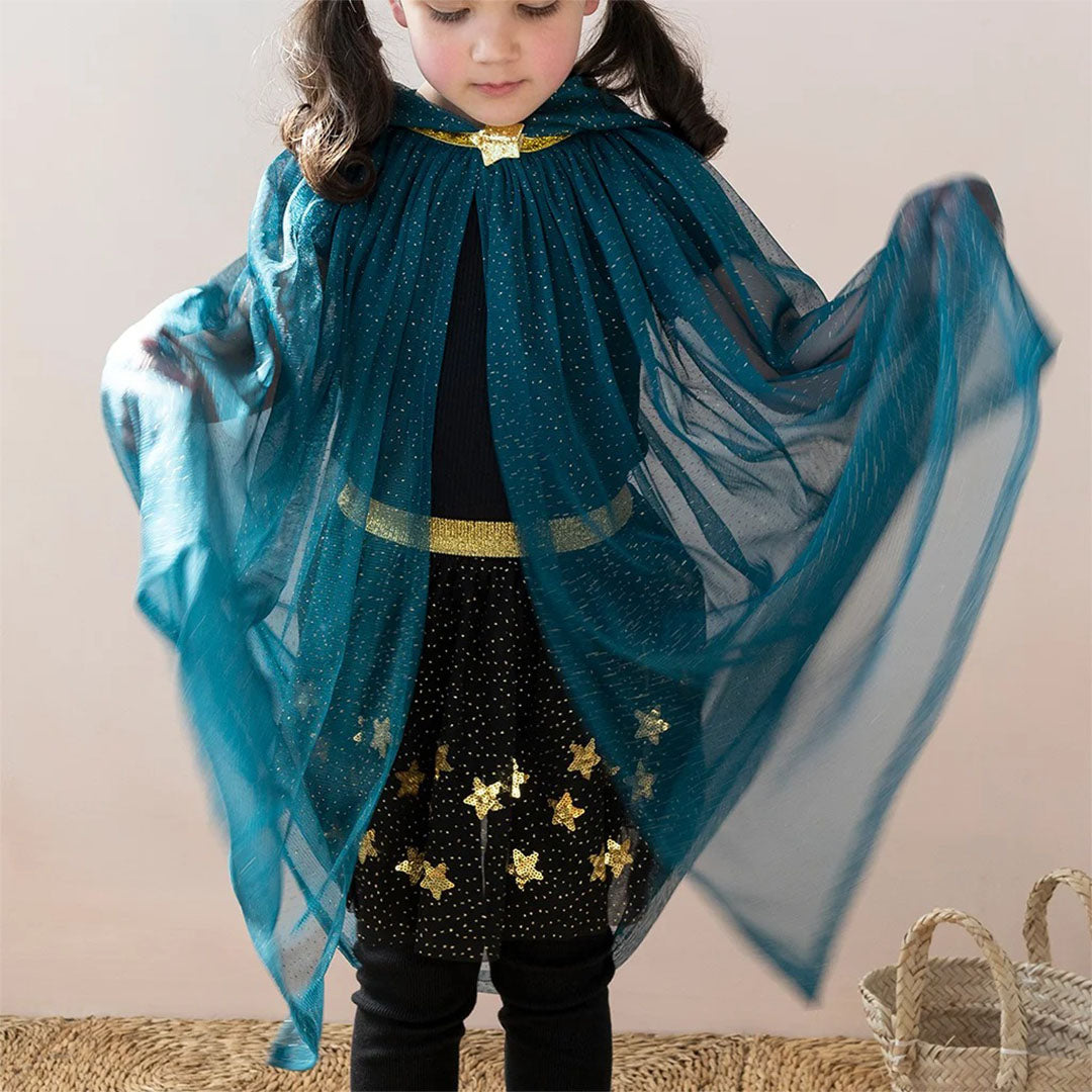 Een kind draagt de Rex London groene glitter verkleedcape met gouden ster sluiting en een rok met sterren, met gespreide armen.
