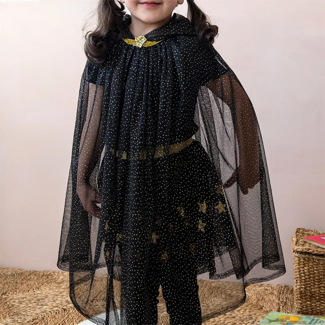 Kind draagt de Rex London zwarte glitter verkleedcape met capuchon en gouden ster sluiting.