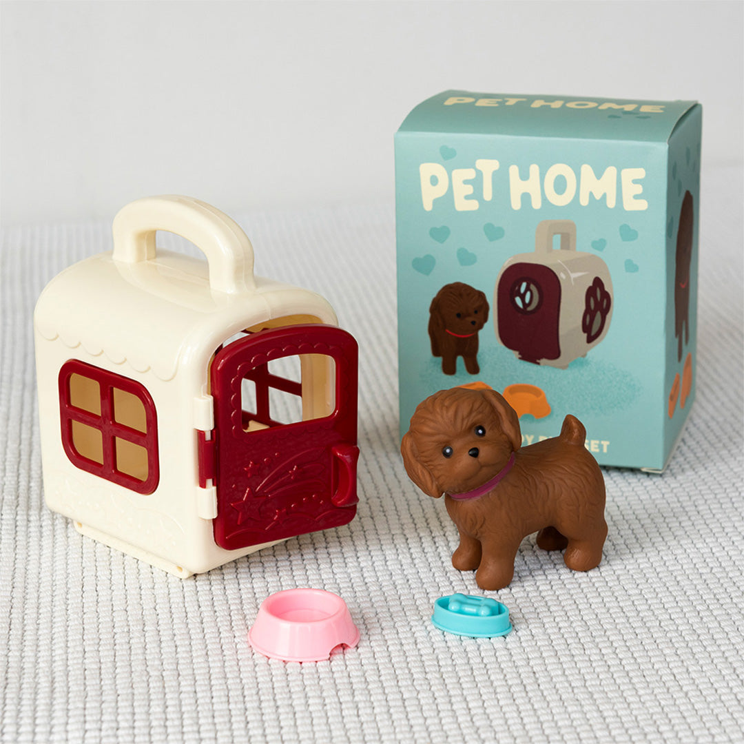 Rex London puppy speelset met open beige reismand, bruine puppy, twee voerbakjes en de productverpakking.