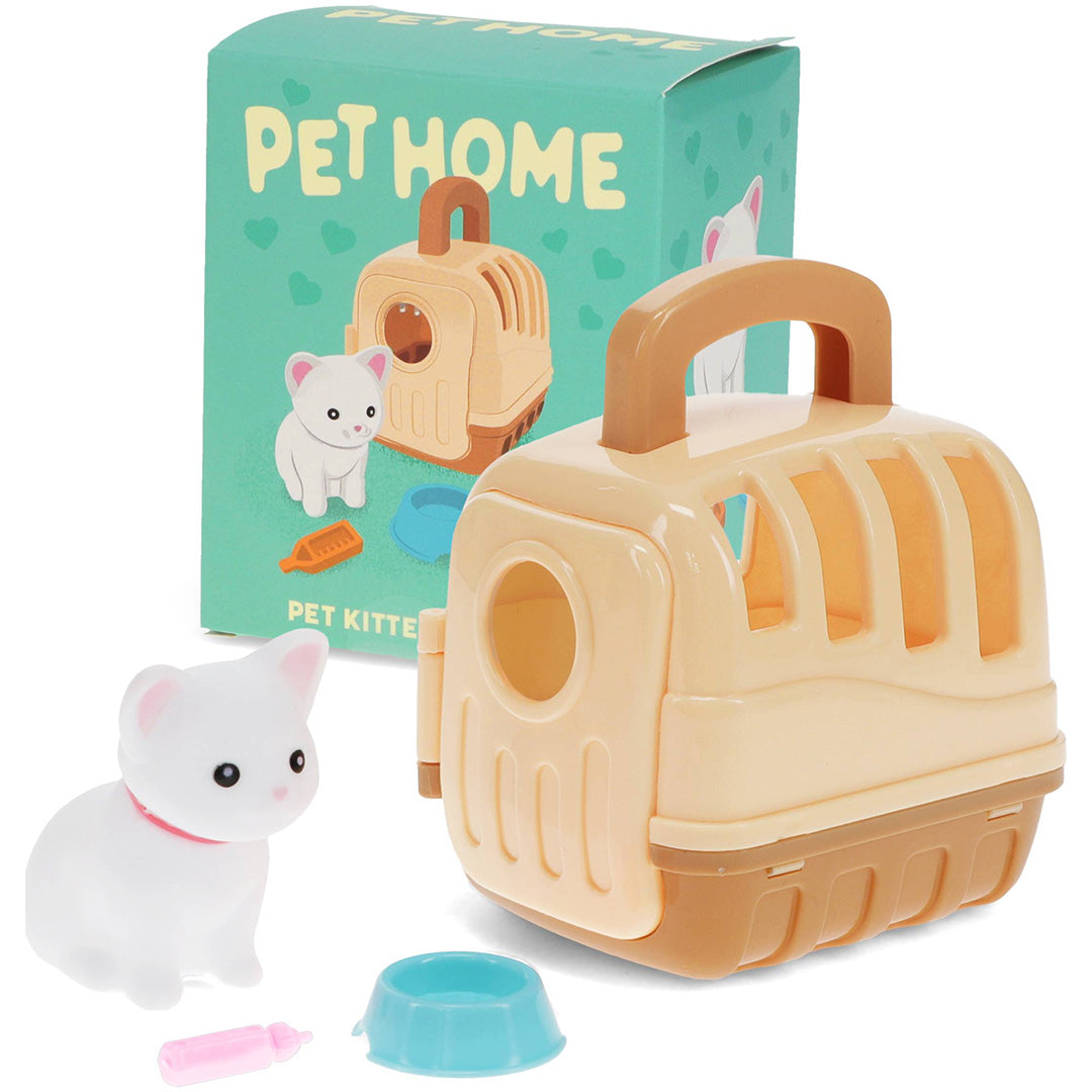 Rex London speelset kitten met beige reismand, wit katje, voerbakje en flesje, met de productverpakking erachter.