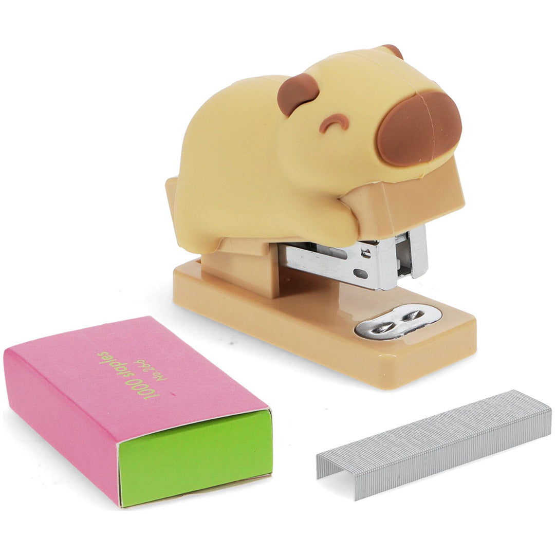 Rex London beige capybara mini nietmachine met een doosje en een strip nietjes.