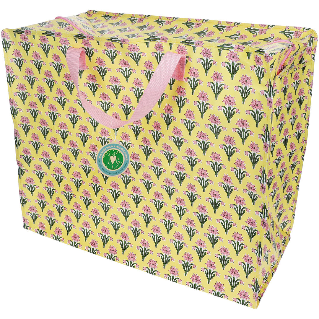 Rex London jumbo opbergtas in geel met roze bloemenpatroon en roze handvatten.