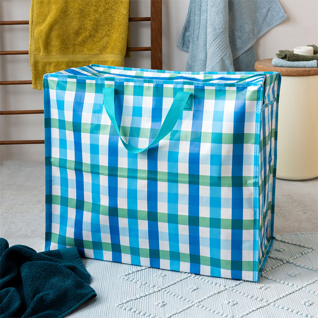 Rex London jumbo opbergtas met blauw en groen geruit patroon in een badkamer.