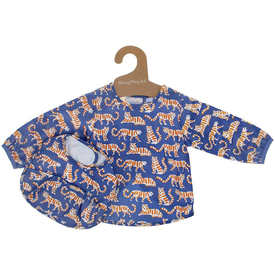 Rex London kinderschort en slab met blauw tijgerpatroon hangend aan een kartonnen hanger.