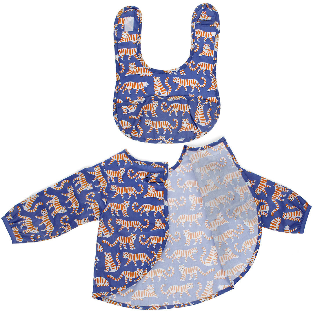 Rex London kinderschort en slab met blauw tijgerpatroon, plat neergelegd.