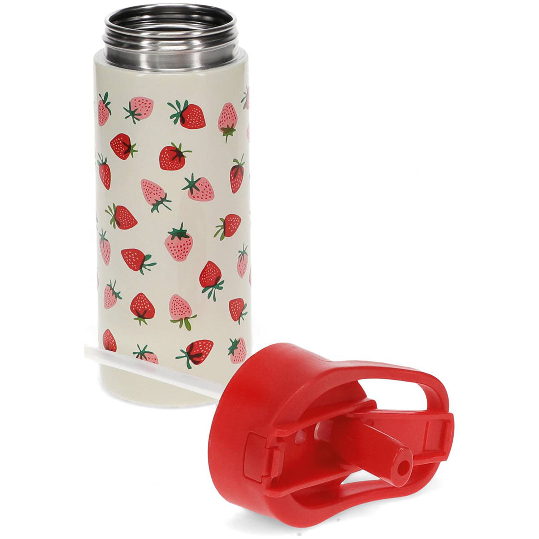 Rex London drinkfles met aardbeipatroon, waarbij de rode dop en het rietje ernaast liggen.