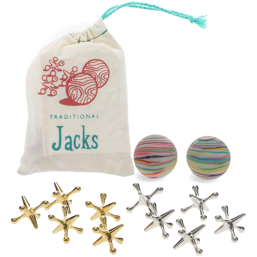 Rex London Traditional Jacks behendigheidsspel met een katoenen zakje, twee veelkleurige stuiterballen en gouden en zilveren metalen jacks op een witte achtergrond.