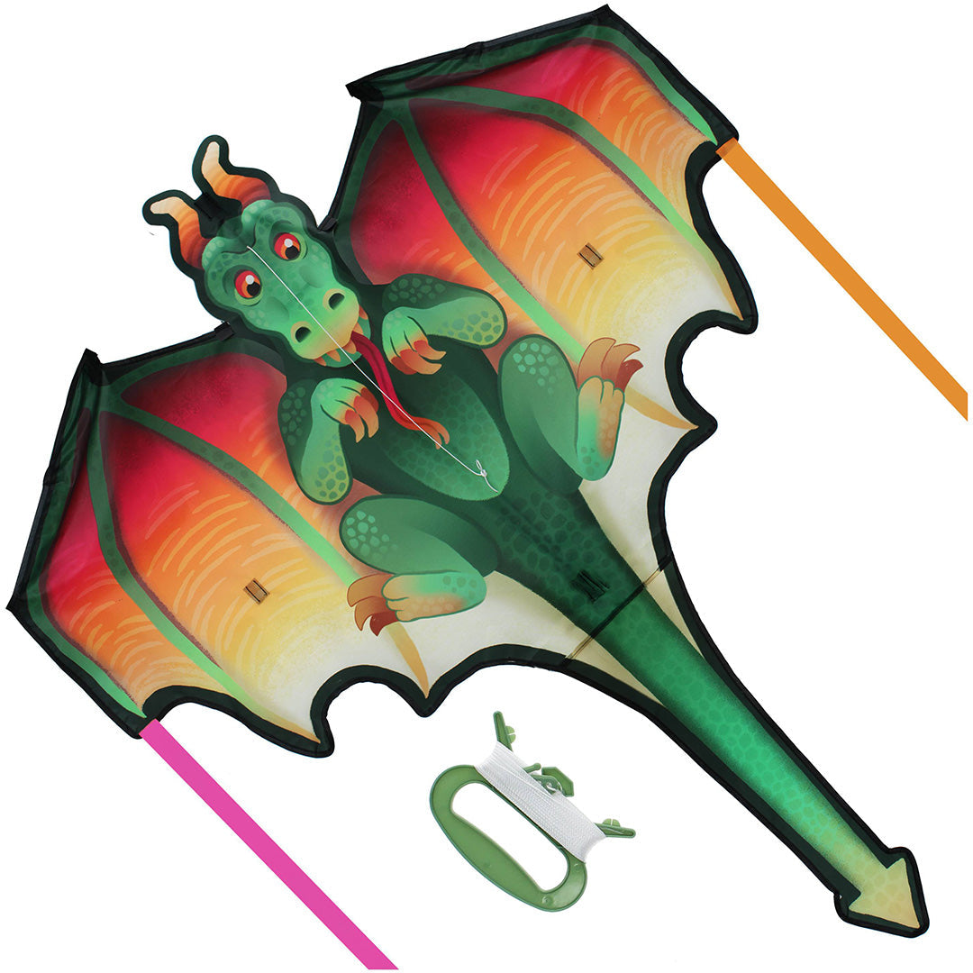 Een rex london drakenvlieger met groene draak en rood-oranje vleugels, plat op een witte achtergrond, met een vliegerhandvat.