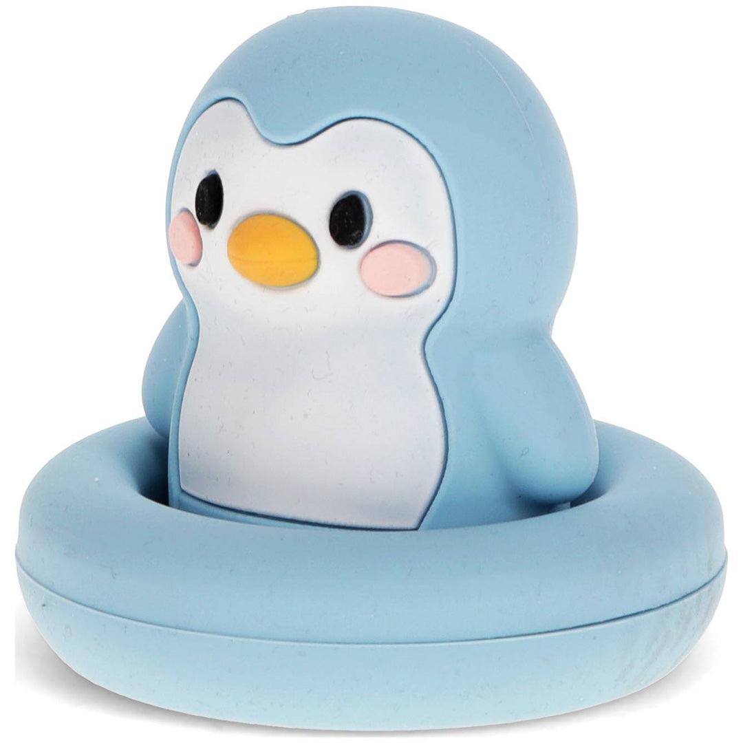 Rex London blauw siliconen badspeeltje in de vorm van een pinguïn, schuin van voren gefotografeerd.