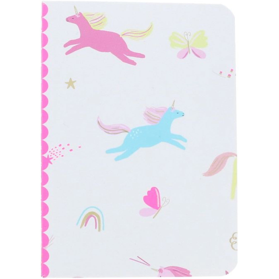 le petit souk notitieboekje met een patroon van roze en blauwe eenhoorns, vlinders en regenbogen op een witte achtergrond.