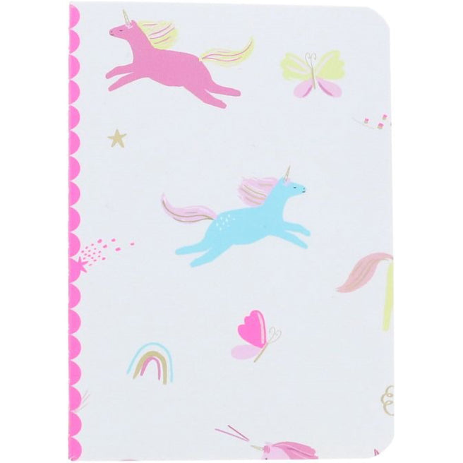 le petit souk notitieboekje met een patroon van roze en blauwe eenhoorns, vlinders en regenbogen op een witte achtergrond.