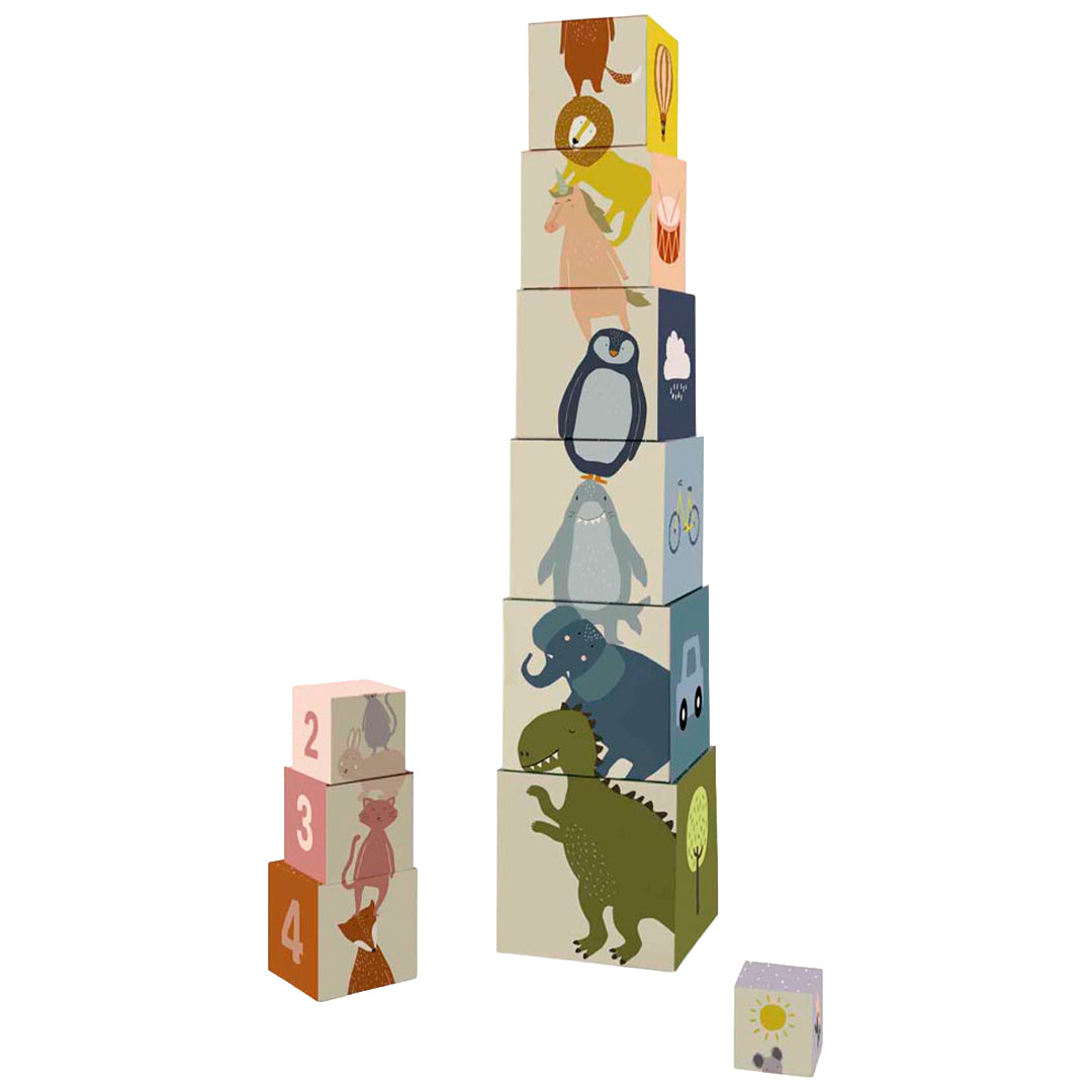 Trixie stapelblokken met dieren en cijfers, opgestapeld in een hoge toren en kleinere stapels.