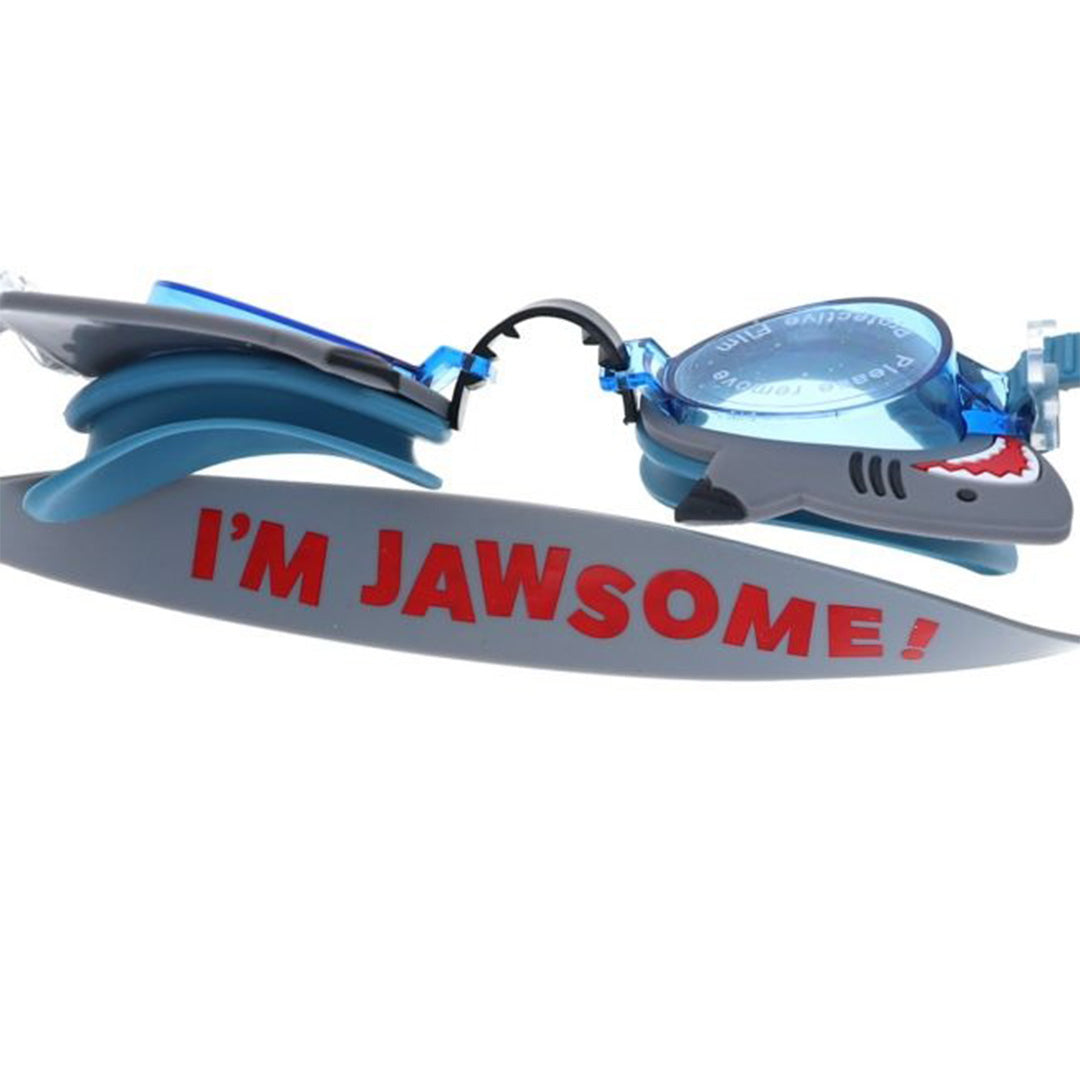 Detail van de kinderzwembril met de tekst 'I'M JAWSOME!' op de band.