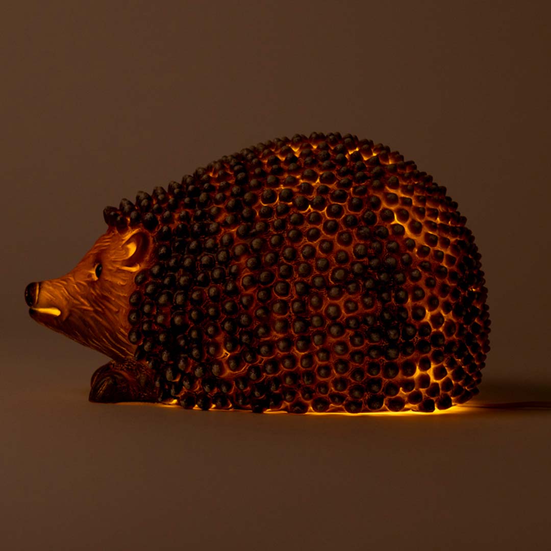 Egmont Toys Heico egel nachtlampje, van de zijkant gezien, warm oplichtend in het donker.