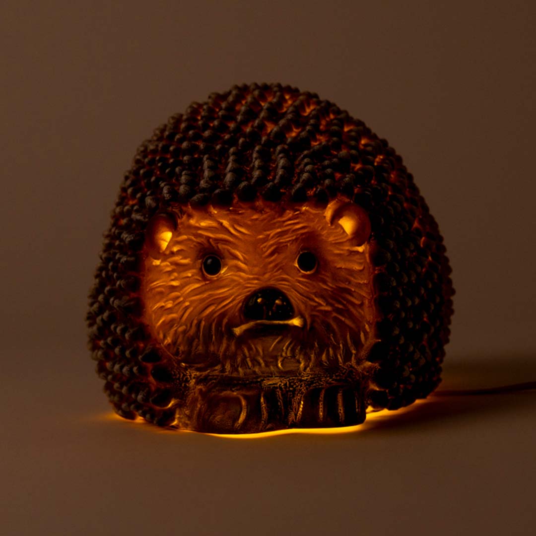 Egmont Toys Heico egel nachtlampje, van voren gezien, warm oplichtend.