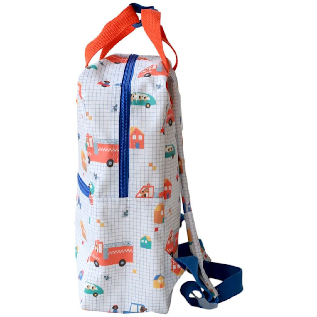 Zijkant van de le petit souk kleuterrugzak met patroon van voertuigen en honden.