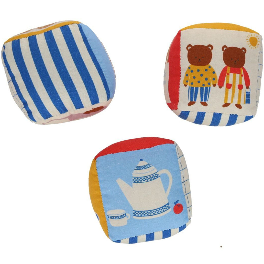 Drie le petit souk stoffen speelkubussen met patronen van strepen, twee beren en een theepot.