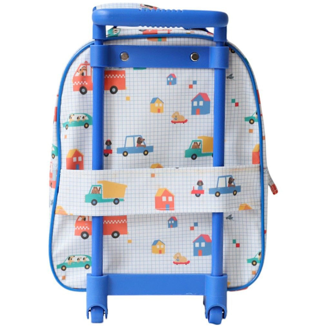 le petit souk kinderkoffer met voertuigenpatroon, achteraanzicht met het blauwe uitschuifbare handvat en de wieltjes.