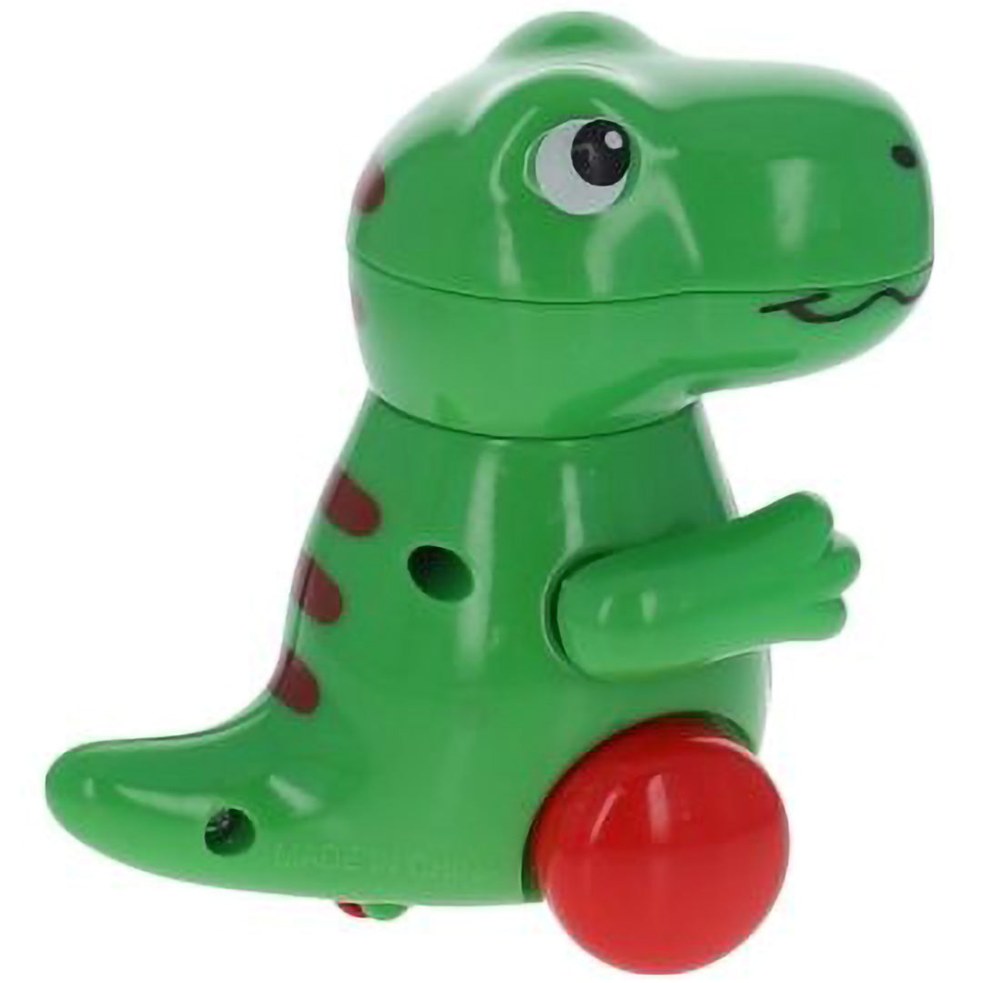 Le petit souk groene plastic opwind dinosaurus met rode wielen en rode strepen op de rug, schuin van achteren gezien.