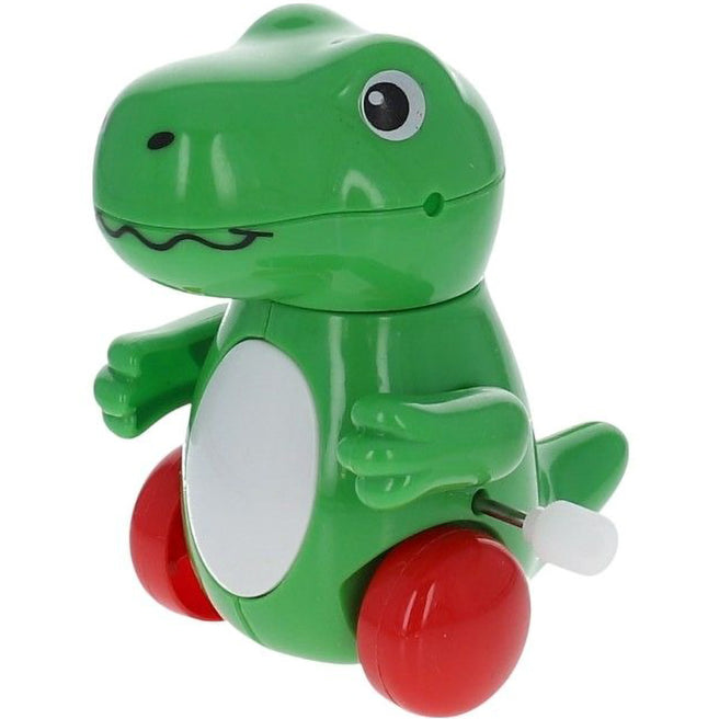 Le petit souk groene plastic opwind dinosaurus met rode wielen en witte opwindknop, schuin van voren gezien.