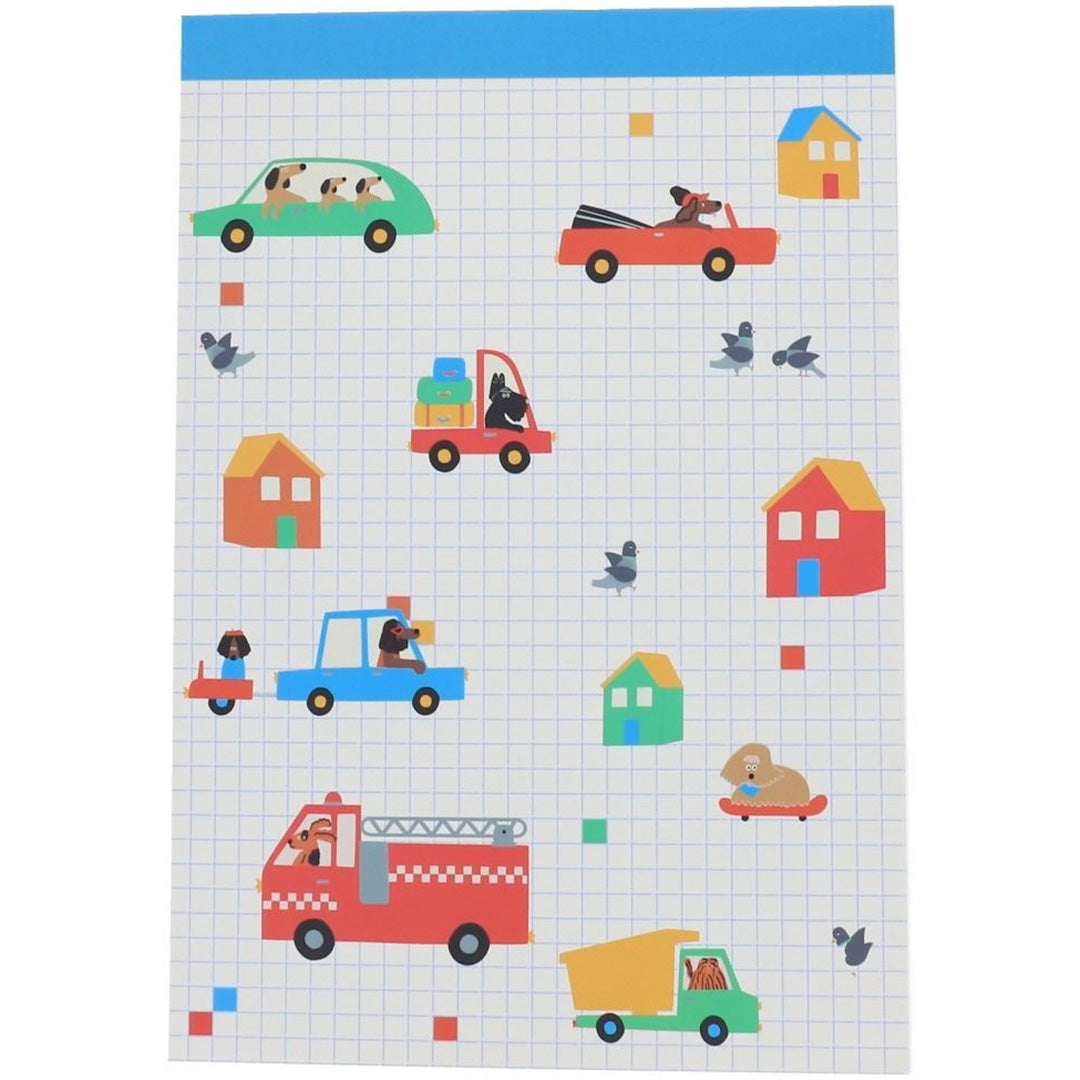 le petit souk schetsboek met een geruit patroon en illustraties van voertuigen met honden, huizen en vogels.