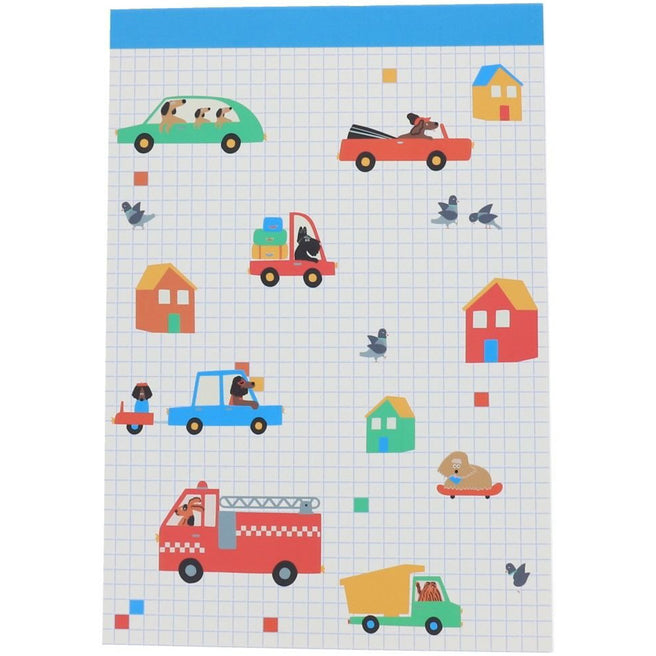 le petit souk schetsboek met een geruit patroon en illustraties van voertuigen met honden, huizen en vogels.