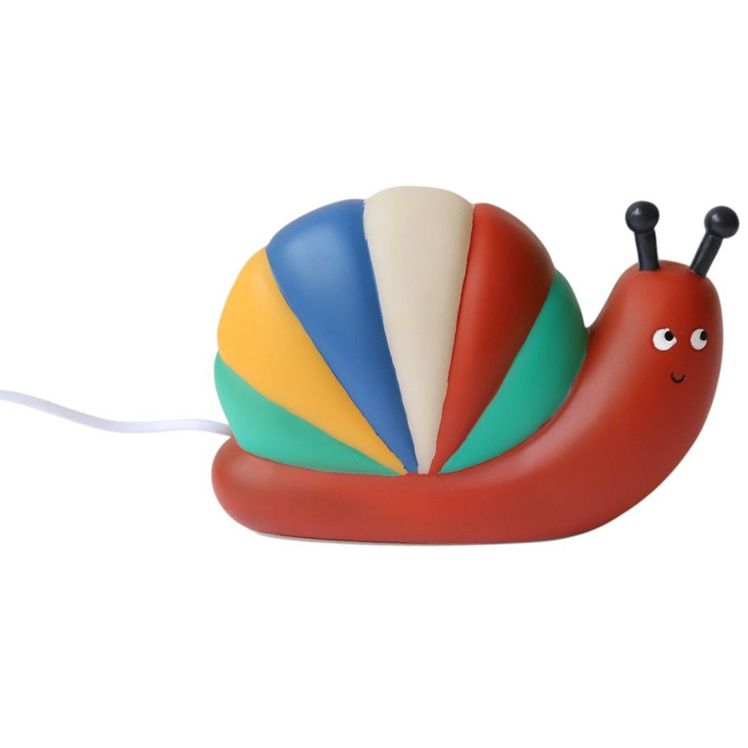 le petit souk kinderlamp in de vorm van een rode slak met een veelkleurig slakkenhuis, de lamp is uit.