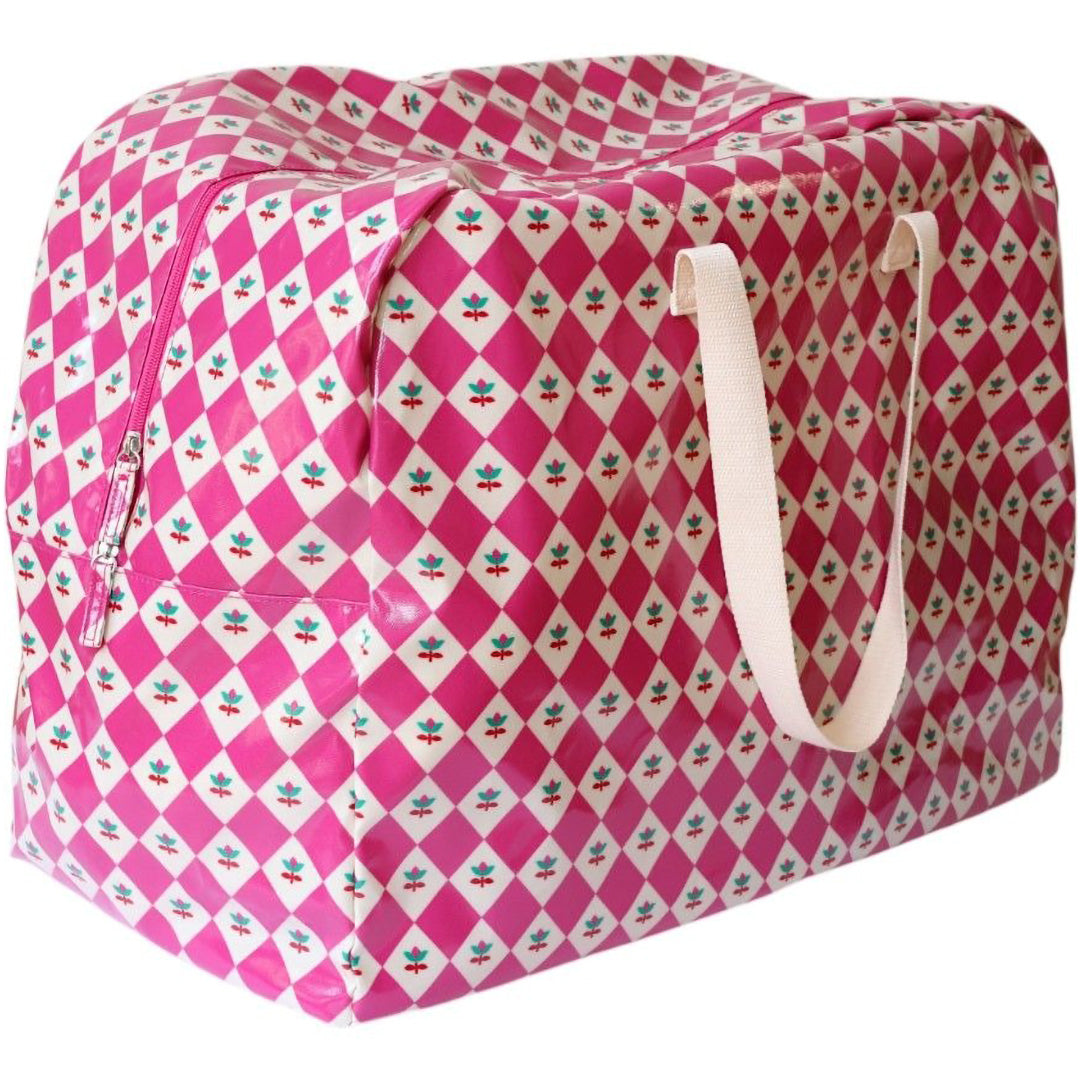 Le petit souk roze jumbo opbergtas met bloemenpatroon en rits, schuin gefotografeerd.