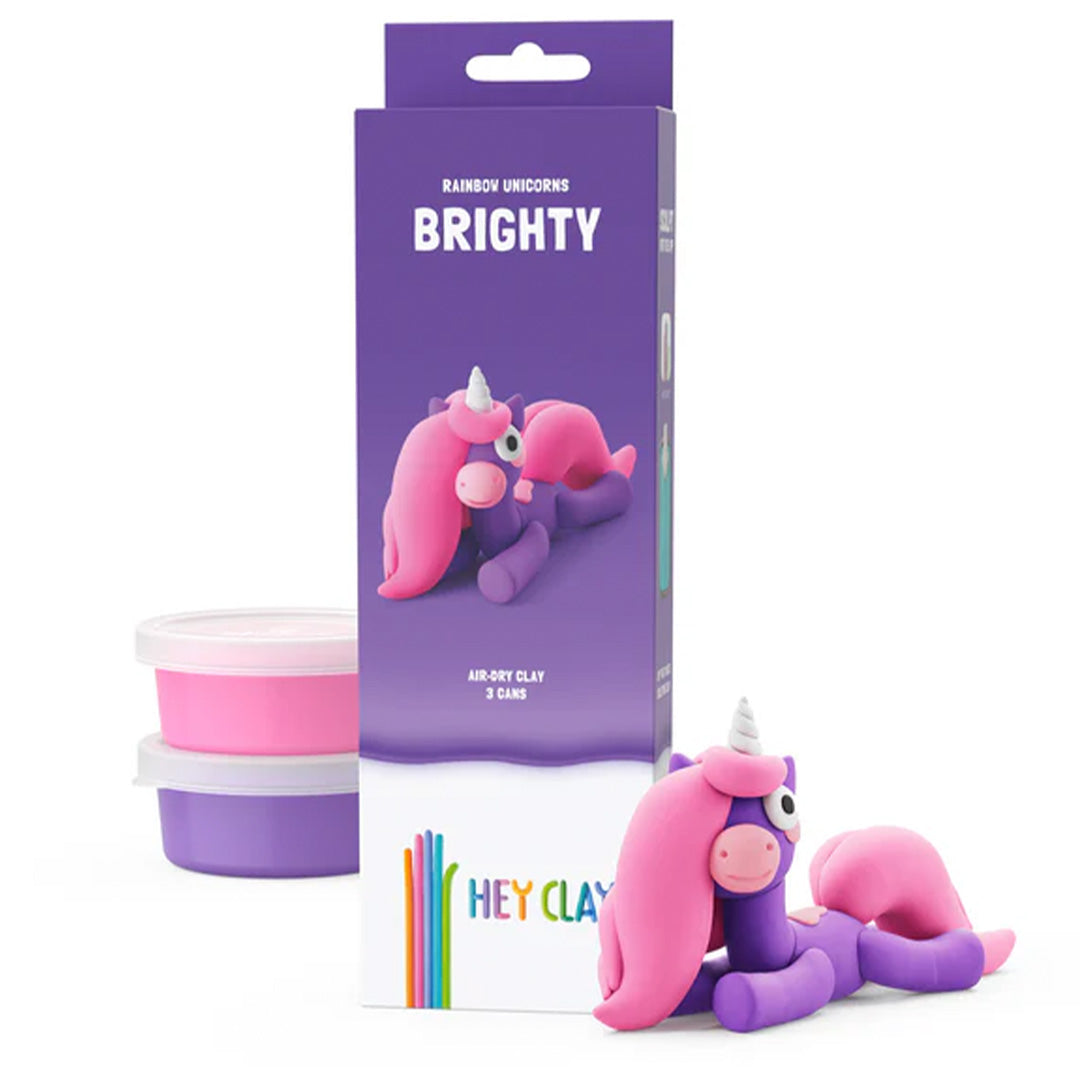 Hey Clay boetseerklei set voor de Brighty eenhoorn met verpakking, twee potjes klei en een afgewerkte eenhoorn.